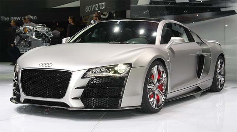 Neymar acaba de entrar em uma nova disputa, quando deixou o Santos para jogar no Barça. E não estamos falando de uma peleja sobre o gramado, o novo jogador do time catalão pode competir com outros craques europeus pelo título de 'quem tem o carro mais bacana'. Mas é melhor se preparar, afinal a disputa será acirrada.Em sua garagem, entre carros mais simples, Neymar tem um Audi R8. Um ótimo começo para o craque brasileiro que quer impressionar. Porém, seu amigo Mario Balotelli e seu companheiro de time Cesc Fàbregas também tem um R8 e acabam empatando o jogo. Veja outros esportista que jogam na Europa e já estão na frente do brasileiro quando o quesito é máquina na garagem