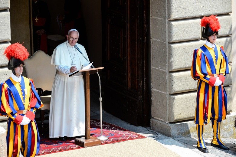 O papa Francisco, que chegou ao Brasil nesta segunda-feira (22) para a Jornada Mundial no Rio de Janeiro, é o primeiro líder da igreja católica a pertencer a ordem dos jesuítas. Por isso, ele abdicou de vários luxos particulares e aceitou inclusive a ficar num quarto mais humilde na residência oficial da Arquidiocese do Rio, no alto do Sumaré, na zona norte da capital carioca. Mas, o que mais ressaltou o voto pela pobreza foi seu discurso no palácio das Guanabara, sede do governo de Estado. Para um grupo de convidados e autoridades, e ao lado da presidente Dilma Rousseff, ele afirmou:—Não tenho ouro, nem prata, mas trago o que de mais precioso me foi dado: Jesus Cristo!Além disso, a autoridade religiosa abriu mão de usar um utilitário esportivo blindado da Mercedes-Benz para andar com um modesto monovolume durante sua primeira visita ao país.Entretanto, sua postura humilde contrasta com a tradição luxuosa dos palácios do Vaticano e seus tesouros históricos
