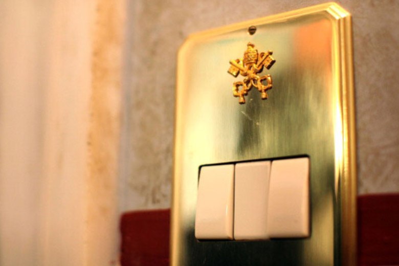 Para se ter uma ideia, nos antigos aposentos do papa Bento 16 localizado no Palácio Apostólico os interruptores eram de ouro