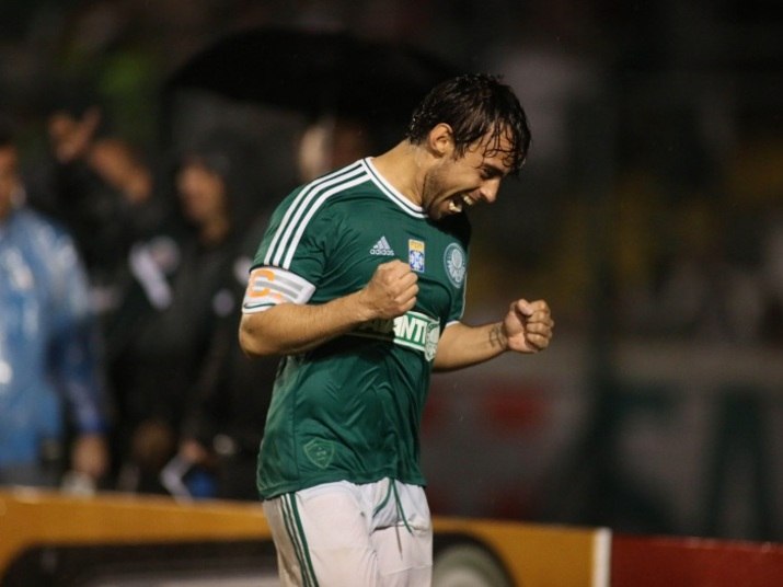 

Valdivia conquistou dois títulos em
toda a sua história no Palmeiras. O Campeonato Paulista de 2008, quando o
atleta foi um dos principais jogadores do time, e a Copa do Brasil do ano
passado, na qual o Mago teve uma participação menos importante, mas marcou o gol
que eliminou o Grêmio nas semifinais da competição

