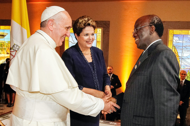 Durante cerimônia de recepção ao papa Francisco no Palácio Guanabara, sede do governo do Rio de Janeiro, nesta segunda-feira (22), Barbosa deixou de cumprimentar a presidente Dilma Rousseff após apertar a mão do pontífice. 

Para explicar a
gafe, a assessoria do ministro afirmou que os dois já haviam se encontrado pouco
antes da cerimônia, o que o levou a achar que o cumprimento em público seria
desnecessário

