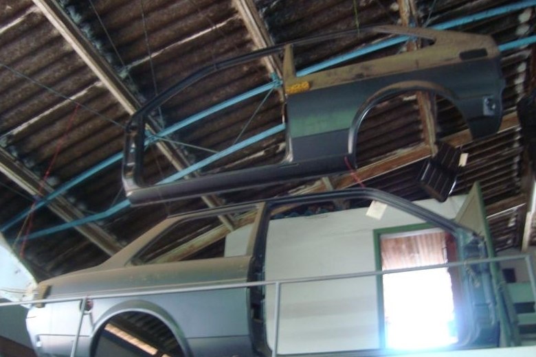 Itens como elementos originais de carroceria se destacam no teto da lojaQuer saber tudo sobre carros? Acesse www.r7.com/carros