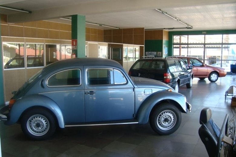 As fotos de uma concessionária Volkswagen fechada há mais de dez anos chamaram a atenção nos últimos dias. Localizada em Estrela (RS), a revenda Comercial Gaúcha não abre as portas para o público desde 2002, mas é cuidada com esmero por seu proprietário, que transformou o local em uma espécie de museu fechado. Veja as imagens impressionantes da loja — e de seus carros zero-quilômetro — a seguirQuer saber tudo sobre carros? Acesse www.r7.com/carrosFotos gentilmente cedidas pelo Reginaldo de Campinas