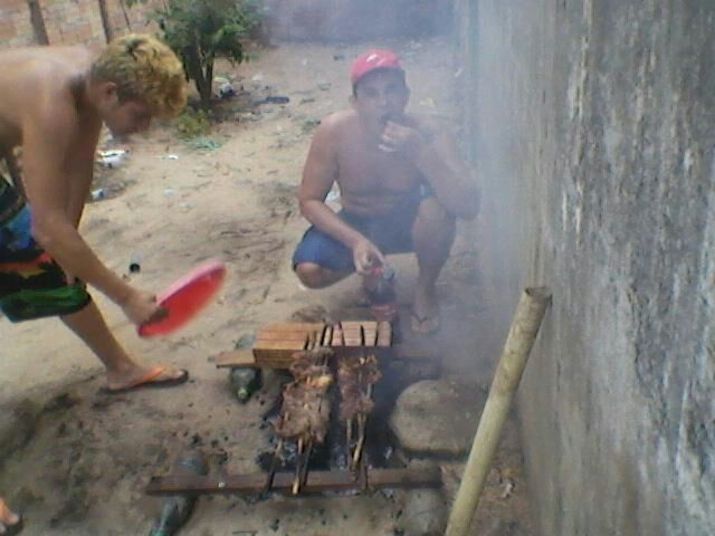 Presos da penitenciária agrícola Silvio Hall de Moura, em Santarém, no oeste do Pará, publicaram no Facebook fotos de um churrasco realizado dentro da cadeia