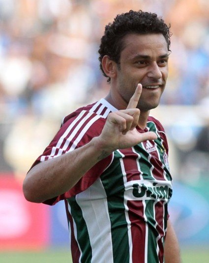 Durante o julgamento, o atacante alegou que subiu para o lance com o 
braço aberto apenas com a intenção de se proteger e não para agredir o 
zagueiro vascaíno. O centroavante, porém, manteve parte das declarações que deu ao sair da sede 
do STJD, no centro do Rio, nesta tarde, dizendo que a punição foi 'foi 
extremamente pesada' e que sua 'indignação' é a mesma. 'Já vi lances muito mais 
pesados e realmente desleais em que não tiveram esse mesmo rigor na punição. 
Alguns, inclusive, passam batidos e nem ao STJD chegam', reclamou Fred.

Se a pena for mantida, ele não atuará contra Ponte Preta (domingo), Vitória 
(quarta-feira) e Flamengo (no dia 11). Convocado para a seleção, para amistoso 
com a Suíça dia 14, também desfalcará o time no jogo do mesmo dia contra o 
Corinthians, no Rio. Já nesta sexta, o Fluminense recorreu da decisão