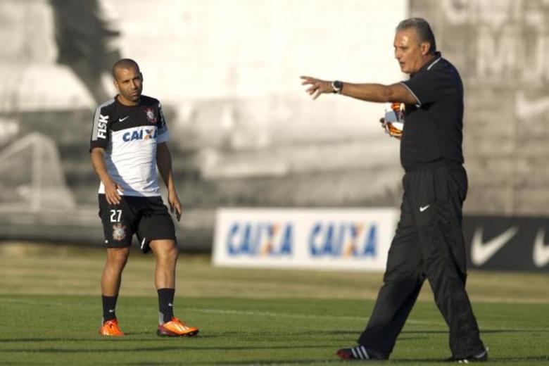 Tite continuará como técnico do Corinthians pelo menos até o final deste
 desta temporada, quando acaba o atual vínculo entre as duas partes. Foi
 o que garantiu nesta quinta-feira (19) o diretor de futebol Roberto de 
Andrade, em meio ao momento instável vivido pelo Timão, sem precedentes 
nos últimos dois anos e meio. O clima no clube piorou após a derrota para a Ponte Preta nesta quarta-feira em Campinas (SP). Nesta quinta, um grupo de integrantes das organizadas corintianas conversou com jogadores do elenco antes do treino 