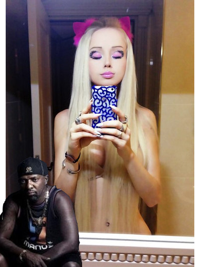 Então, isso quer dizer que...— Entendi! Matei a charada! Por que olha... O cara quer ser ela. É ele que quer ser a boneca! O problema dessa Barbie humana é esse marido dela aí. Esse cara é sinistro!