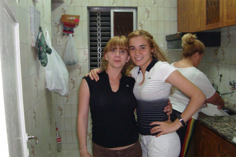Segundo Rial, o ex-jogador argentino decidiu terminar seu namoro com Rocío, de 
23 anos, após ver uma foto na qual sua namorada posa carinhosamente abraçada com 
Barrios em uma piscina.A foto foi tirada em dezembro de 2011, quando o astro do futebol argentino ainda 
saía com Verónica Ojeda, mas já tinha conhecido Rocío. Tanto Maradona como Rocío 
Oliva não quiseram comentar o assunto. Perante as insistentes perguntas, a jovem 
se limitou a escrever uma mensagem para seu irmão mais novo. 'Você é a alegria 
da minha vida, o dono do meu sorriso'O controverso namoro de Maradona com Rócio Oliva, 30 anos mais nova, tinha levantado mais uma polêmica na Argentina. A tia da jovem foi a um programa de TV argentino e afirmou que sua sobrinha recebe para namorar o ex-boleiro:— Pagam R$ 75 mil por mês para ela ficar com Maradona. Não existe amor, é um negócio. Não sei se a ex-mulher dele é quem paga, mas tem um interesse forte pelo lado da família, já que se Diego brigar com Rocío, volta com sua ex, Veronica Ojeda.