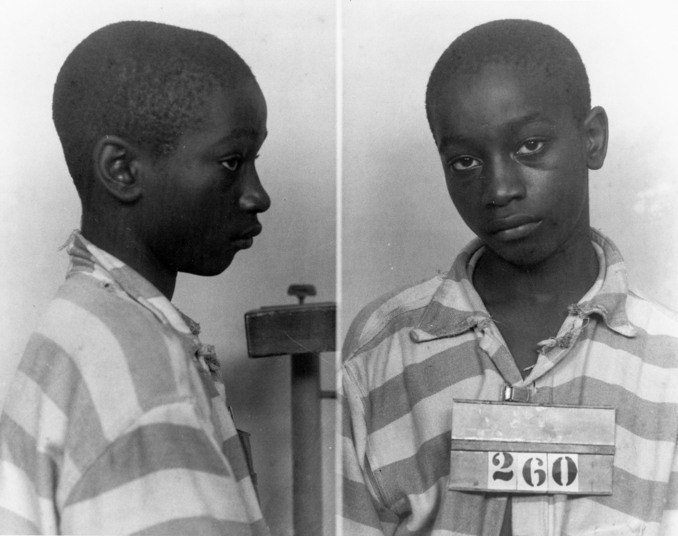 

George Stinney ainda era um menor de idade
quando, aos 14 anos, assassinou as meninas Betty Binnicker e Maria Emma Thames,
de 11 e 8 anos, respectivamente. Mas o garoto foi julgado como um adulto,
marcando aquela que seria a pessoa mais jovem a ser legalmente executada nos Estados
Unidos durante o século passado.

 
Em 1944, as meninas foram
golpeadas com uma barra de ferro e tiveram fraturas graves no crânio. Os corpos
foram encontrados em um buraco repleto de lama. George confessou que queria
fazer sexo com Betty na ocasião