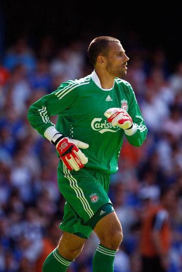 
          Para substituir o jogador mais vitorioso de sua história, o 
São Paulo procura um goleiro de nível de seleção. Diego Cavalieri é 
outro que interessa à diretoria. Com salários atrasados no Flu, o 
jogador veria com bons olhos um retorno à sua cidade natal
        