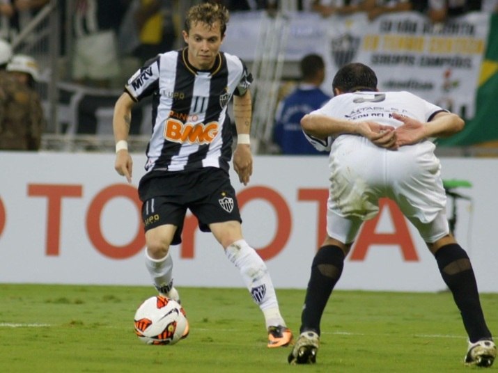 Antes de embarcar em Belo Horizonte, nesta segunda-feira, Bernard deu entrevista 
para a TV Alterosa e garantiu que o negócio com o Shakhtar Donetsk ainda não 
está fechado. Ele explicou que está viajando justamente para conhecer melhor o 
clube e a cidade na Ucrânia, o que fará com que possa tomar a melhor decisão 
sobre seu futuro e evite algum futuro arrependimento. Depois, promete uma 
definição