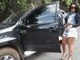 Kamyla dirige uma caminhonete modelo Hilux, de 2013. Segundo ela, a família não ostenta nada, apenas colhe os frutos de anos de trabalho. Ela trabalha todos os dias na empresa de planos de saúde criada e administrada pela família