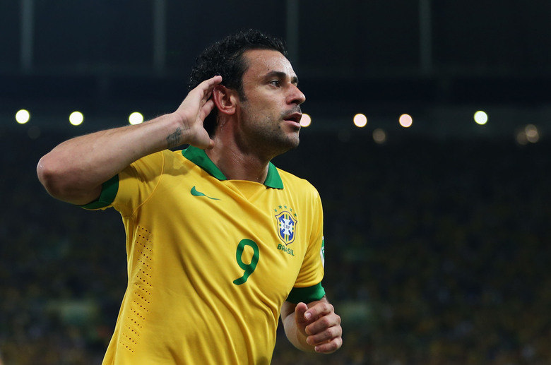 Fred vem se destacando cada vez mais no Fluminense e
 na seleção brasileira e despertou o interesse do clube inglês.Fred tem experiência fora do Brasil, afinal, já atuou pelo Lyon, na 
França, e seria uma oportunidade para o Liverpool, já que ele, 
supostamente, estaria disposto a sair do País por menos de R$ 7 milhões.
 Uma opção com bom custo/benefício. Shakhtar da Ucrânia e o Napoli também estariam de olho no jogador.A torcida do Flu chegou a ensaiar uma campanha 'Fica, Fred', o que deixou o jogador animado para ficar no País 