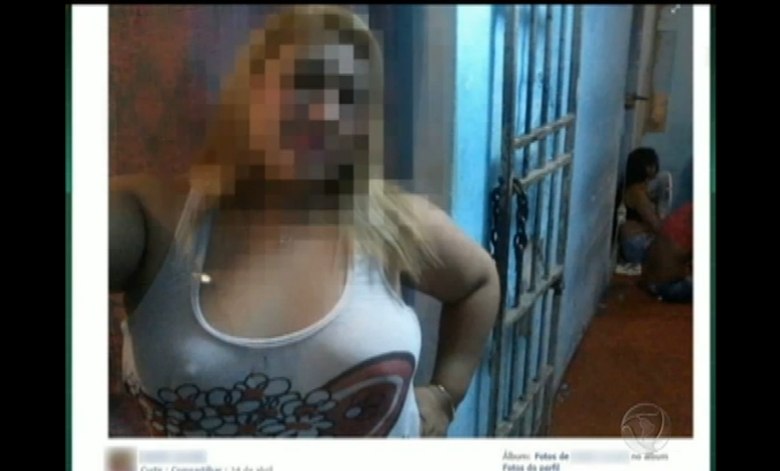 As imagens, publicadas de dentro do presídio, lembram a rotina de um spa: as detentas jogam dominó, tomam banho de sol e pintam os cabelos