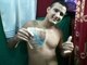 Alguns presos gostam de fazer pose com dinheiro, como se estivessem esbanjando — mesmo dentro de um presídio. Em outubro do ano passado, detentos da penitenciária Milton Dias, em Japeri, na região metropolitana do Rio de Janeiro, fizeram fotos em que aparecem segurando cédulas de dinheiro