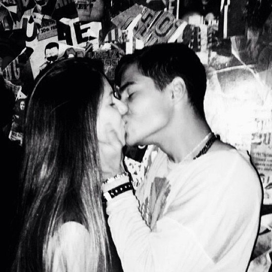 Micael e Helô se conheceram em 2013 e mantiveram o romance escondido por um tempo, já que o cantor tinha terminado com Sophia Abrahão há pouco mais de um mês. Em abril do ano passado, porém, eles resolveram assumir o namoro de vez e mostrar, nas redes sociais, como estavam felizes juntos
