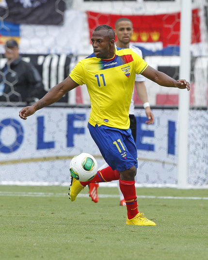 O atacante equatoriano Christian “Chucho” Benítez, do El Jaish, do 
Catar, morreu na madrugada de domingo para esta segunda-feira após 
sofrer uma parada cardiorrespiratória