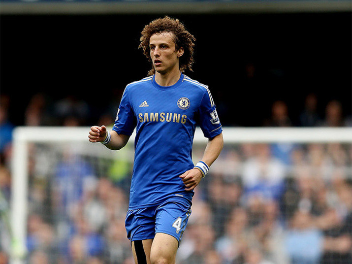 O zagueiro David Luiz é a primeira 'vítima' de José Mourinho no Chelsea. Alvo do Barcelona, o treinador deixou o defensor fora da lista de relacionados para a partida contra o Aston Villa porque considera que o brasileiro voltou fora de forma após a disputa da Copa das Confederações