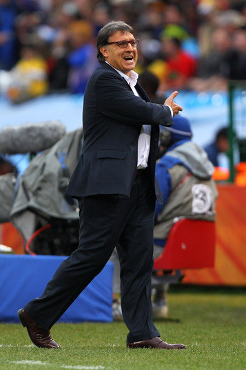 Após o empate com o Osasuna sem gols, fora de casa, pelo
Campeonato Espanhol, que custou ao Barcelona a perda da maior sequência de
vitórias de sua história na competição nacional, o técnico argentino Tata
Martino reclamou que muitas faltas sobre o brasileiro não são marcadas. 
— Me deu a sensação de que em várias jogadas deram chutes no
Neymar