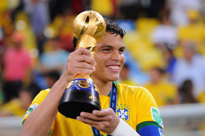 Vascaíno na infância, Thiago
Silva já disse que virou Tricolor após o gol de barriga de Renato Gaúcho na
decisão entre Fluminense e Flamengo, pelo Campeonato Carioca de 1995. O capitão
da seleção teve o privilégio de vestir a camisa do seu time de coração alguns
anos depois