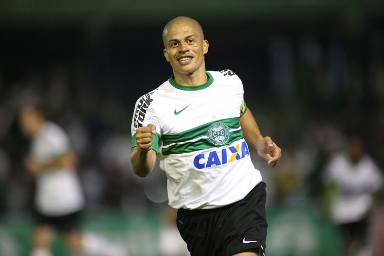 Outra possibilidade de reforço para o Verdão no centenário é
o retorno do meia Alex. O atleta tinha sido cogitado no Palmeiras antes de
assinar com o Coritiba, clube que o craque defende atualmente. No entanto, o
fato de o time paulista ter acabado de ser rebaixado na época e também o de
Felipão comandar o Palmeiras naquele período, técnico com o qual o meia
experiente teve uma série de desavenças no passado, pesaram na escolha do
camisa 10. Com o Coxa próximo da Segunda Divisão e com o Alviverde retornando
para a Primeira Divisão, será que o meia Alex não aceitaria retornar ao
Palmeiras? Vamos aguardar!