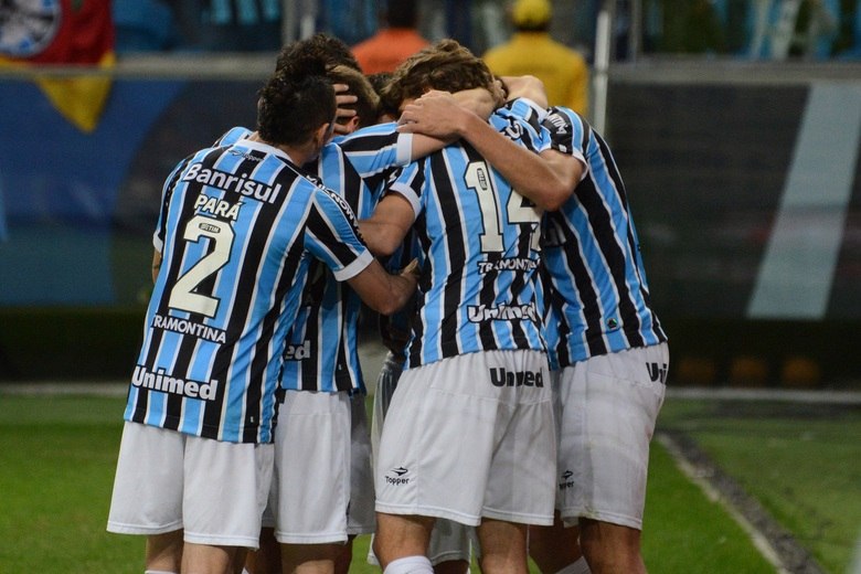 Em Porto Alegre, o Grêmio recebe o Internacional no clássico gaúcho. O jogo vale um lugar no G-4