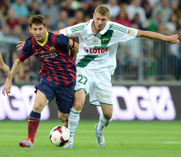 Para decepção da torcida do time espanhol, a partida terminou empatada 
em 2 a 2. A equipe do Lechia saiu na frente do placar com gol de 
Jaroslaw Bieniuk. Ainda no primeiro tempo, Sergi Roberto, revelação da 
base do time espanhol, empatou. Piotr Grzelczak ampliou o placar para o time 
polonês no início da segunda etapa, após falha de Montoya. Entretanto, 
minutos depois, o craque Lionel Messi tratou de igualar o marcador e dar
 números finais a partida