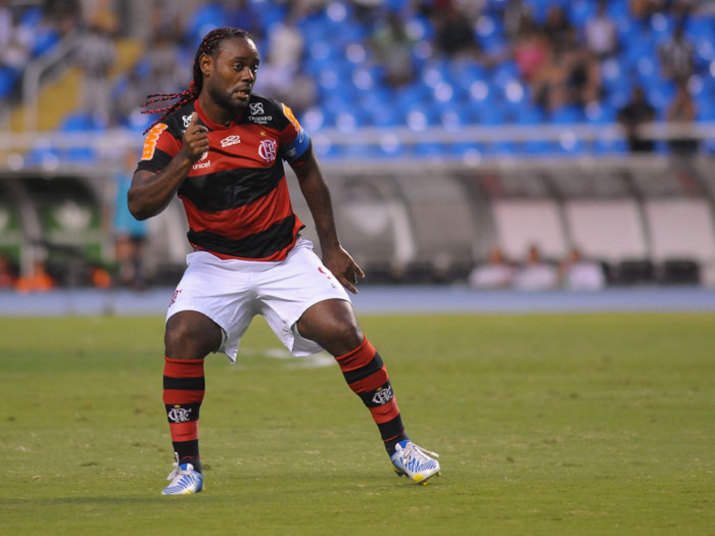 Apesar do bom momento de Aloísio, o Boi Bandido tricolor, o São Paulo procura um atacante de renome para fazer sombra ou até ganhar a vaga do apagado Luís Fabiano. Recentemente, o clube sondou o atacante Vágner Love. Com boas passagens por Palmeiras e Flamengo, o jogador do Shandong Luneng, da China, é um dos favoritos ao posto