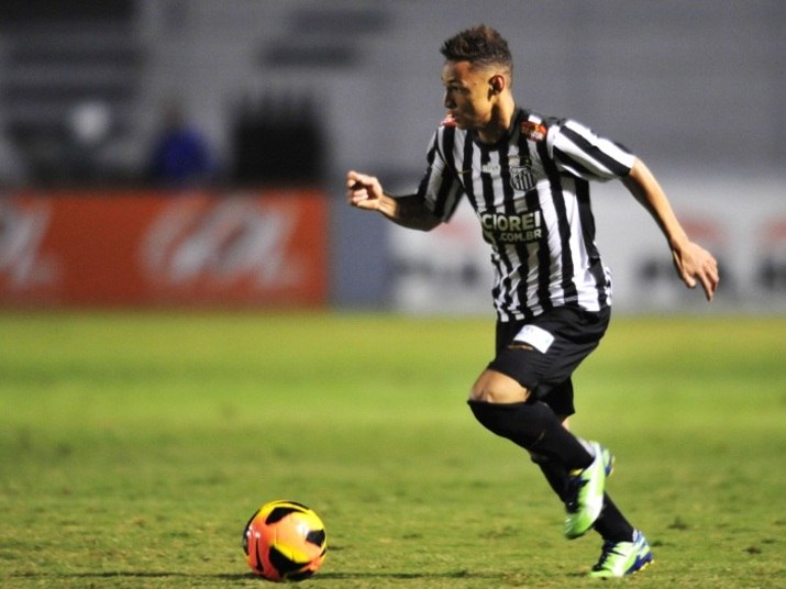 

Neilton tem contrato vinculado com o Santos até maio de
2014. Com isso, o jogador pode assinar pré-contrato com qualquer clube em
novembro deste ano e deixar o Peixe de graça. De acordo com o site SPNet, o São
Paulo está próximo de fechar com o garoto, pois o agente do jogador já
conversou com dirigentes tricolores

