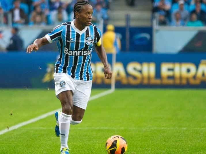 O experiente Zé Roberto do Grêmio já esteve perto do Morumbi em várias oportunidades, inclusive no meio deste ano. As negociações com o craque de 39 anos, no entanto, parecem ter esfriado, principalmente após as últimas lesões do jogador gremista. Ainda assim, 