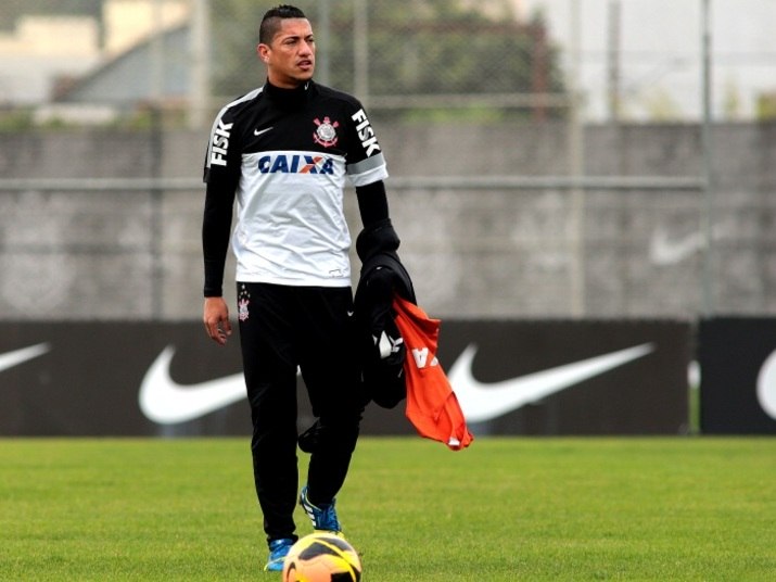 Além da indefinição sobre a escalação de Pato, Tite deixou outras 
dúvidas no time do Corinthians para o clássico. Durante o treino desta 
sexta-feira, ele chegou a testar o meio-de-campo titular com Ibson, 
Danilo e Renato Augusto ao lado de Ralf, tirando Guilherme, Edenílson e 
Douglas. No gol, porém, manteve Walter, que assumiu a vaga depois da 
contusão de Cássio.Apesar das indefinições, Tite confirmou
 que o lateral-esquerdo Fábio Santos, com dores musculares, está fora do
 clássico. 'Queríamos contar com ele, mas é importante que segure um 
pouco', justificou o treinador. Assim, o garoto Igor deve entrar na vaga
 diante do Santos