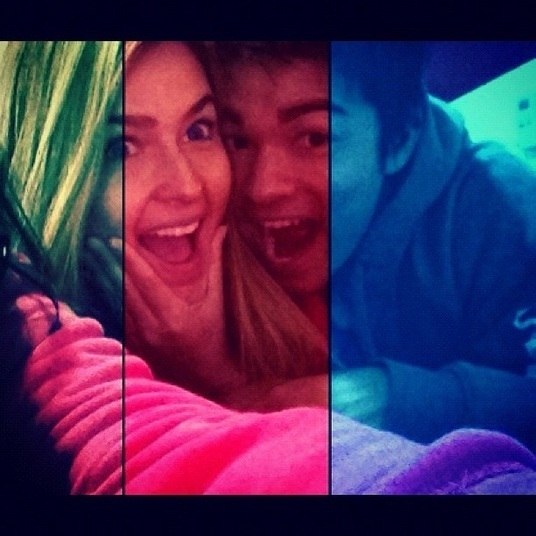 A história dos dois é antiga, eles se conheceram quando<br />
ainda eram crianças.</p>
<p>—<br />
Desde que éramos pequenos, frequentávamos a mesma agência [artística] na<br />
 Baixada Santista. Ele tinha acho que uns sete anos e eu, dez. Tenho<br />
três anos a mais que ele