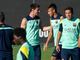 Na imprensa espanhola, o que se noticia é que Messi “adotou” Neymar e 
vem sendo o responsável por incluí-lo no vestiário catalão. Em grande 
parte dos treinos na Tailândia, onde a equipe realizou um amistoso 
contra a seleção local, os dois participaram das atividades juntos e 
estão surpreendendo pela boa afinidade