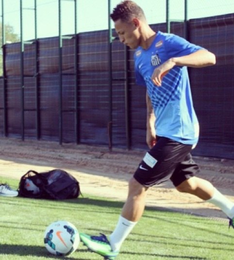 Tido como grande esperança de substituto para Neymar após a negociação do 
atacante com o Barcelona, Neilton começou a perder espaço nas últimas partidas e 
foi para a reserva do Santos. As más atuações do jogador, aliadas à ascensão de 
nomes como o de Gabriel, fizeram com que ele acabasse excluído inclusive do 
banco, segundo informações da Agência Estado, e sequer fosse relacionado para o duelo com o Grêmio, nesta quarta-feira (28), 
em Porto Alegre, pela Copa do Brasil