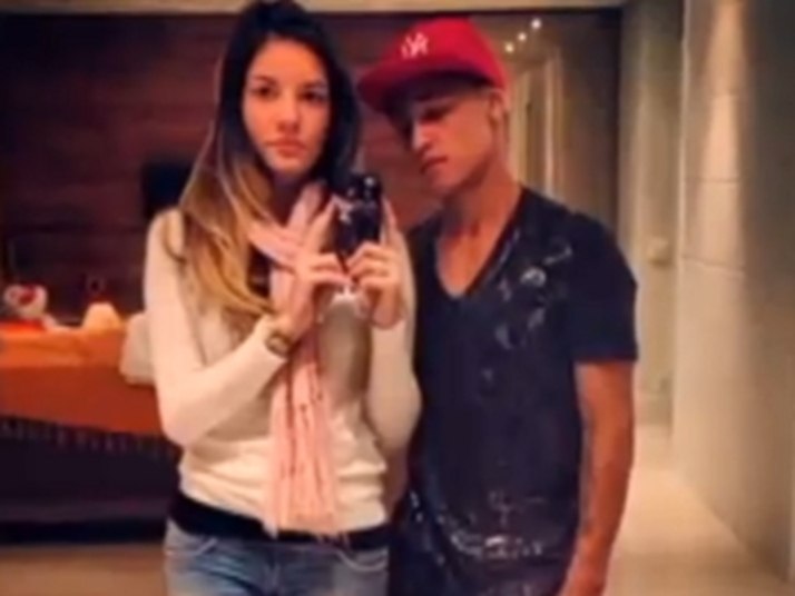 Neilton tem até a sua Marquezine: aos 19 anos, ele manteve o estilo de Neymar de postar fotos com a namorada nas redesA gata que fisgou o coração do craque santista foi Juliana Paulesini. Os
 dois namoram há três anos e mostram, nas redes sociais, que são muito 
apaixonados