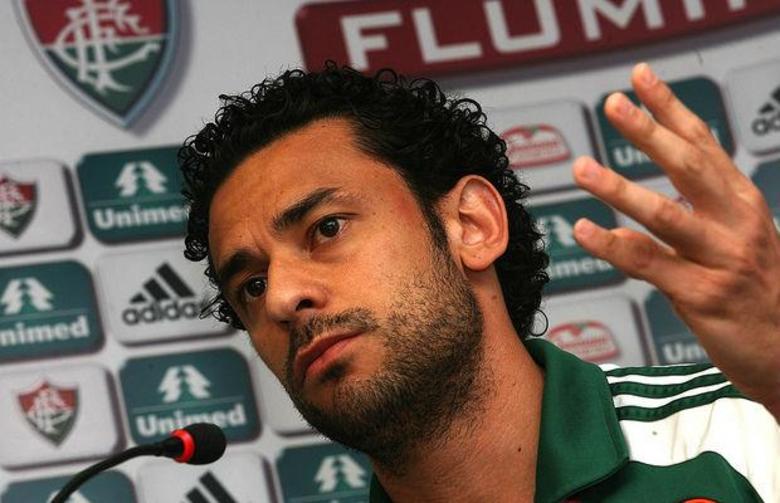 Na tarde desta sexta-feira (2), o STJD (Supremo Tribunal de Justiça 
Desportiva) decidiu punir o atacante Fred, do Fluminense, com uma 
suspensão de quatro partidas. A advertência ocorreu por causa da 
agressão do jogador ao zagueiro Jomar, no clássico contra o Vasco, no 
último dia 21 de julho, pelo Campeonato Brasileiro. Chateado com a situação, o 
atleta falou até em aceitar propostas para jogar fora do Brasil. Mas se arrependeu as declarações.Pouco depois de afirmar que pensava até em deixar o futebol brasileiro por conta 
da suspensão, o atacante Fred voltou atrás, segundo informações da Agência Estado. Na sua página oficial 
no Facebook, ele reiterou que quer encerrar a carreira jogando pelo Fluminense e 
disse que as declarações anteriores foram dadas de cabeça quente