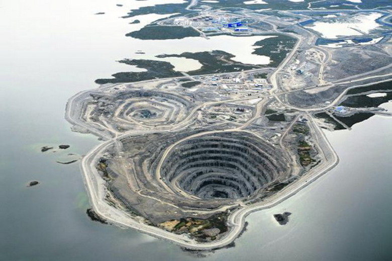 A área foi descoberta em 1992 e a construção da mina começou em 2001. A mina é conectada por uma estrada de gelo ao aeroporto de Diavik