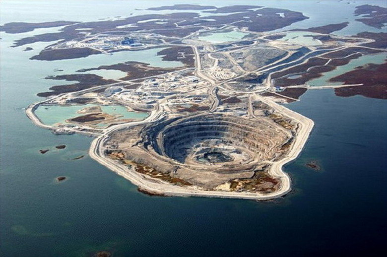 A Diavik Diamond Mine é uma mina de diamantes no norte do Canadá. Esse buracão é responsável por movimentar a economia local
