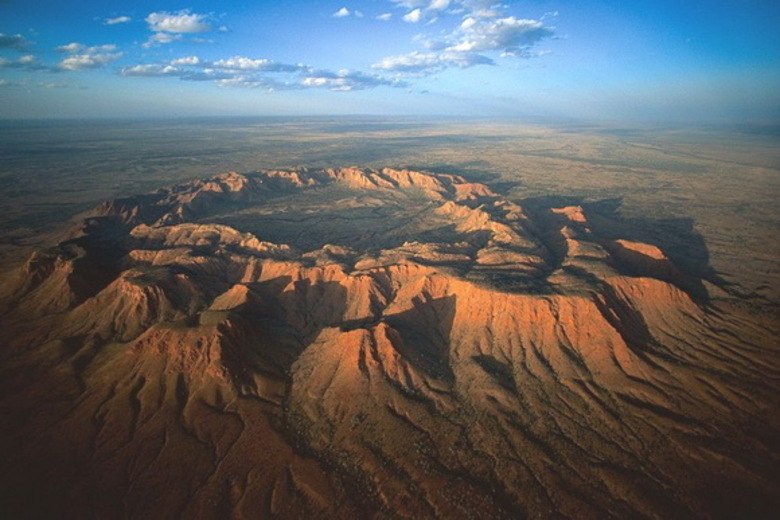 Gosses Bluff é o que sobrou de um impacto de meteoro na Austrália. O buraco, que fica no centro do continente, foi descoberto em 1872. A estimativa é de que a cratera original tivesse 22 km de diâmetro