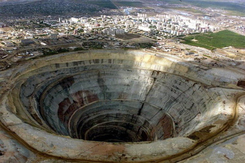 O espaço aéreo acima da mina é fechado para helicópteros, em função de acidentes ocorridos na área. Os veículos eram puxados para baixo pelo vento!