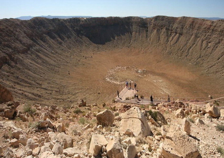 O cientista ainda informa que há uma diferença de impacto dependendo do tamanho e da composição do asteroide.—  Um objeto de ferro com 40 metros entraria na atmosfera e faria uma  cratera, um objeto de pedra com 10 metros seria dificilmente notado