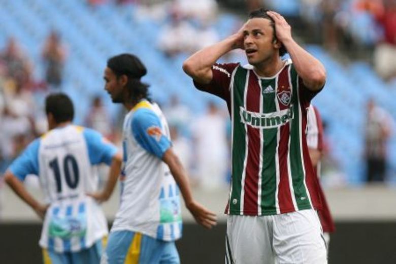 'Não foram poucas as vezes em que eu disse que gostaria de encerrar a minha 
carreira no Fluminense. Venho repetindo isso há bastante tempo, e esse é o meu 
desejo. Hoje [sexta-feira (2)], de cabeça quente, falei que tinha vontade de sair, de ir 
embora do Brasil, pois estou chateado com a pena que obtive no julgamento', 
escreveu Fred no seu perfil, que tem mais de 33 mil seguidoresApós receber a punição, Fred tinha desabafado: Fico muito triste pela situação, porque é complicado. Sempre quero ajudar os 
companheiros. Penso em aceitar alguma 
proposta, em sair, já que tudo isso deixa a gente angustiado. Agora que as coisas 
começam a ajeitar, fiz o gol contra o líder, pegar uma suspensão dessas... 
Faz a gente repensar a carreira inteira. Quero ficar aqui, mas assim fica 
difícil”, falou Fred