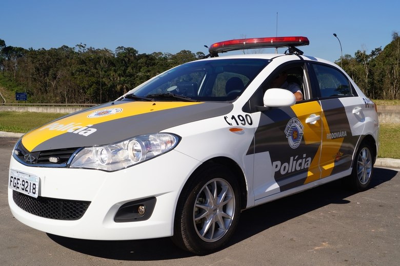 Não são só os consumidores que estão de olho no custo-benefício agressivo dos carros chineses: o governo também começou a se interessar pelos modelos. Com preço abaixo da média de seus principais rivais equivalentes, os modelos importados têm começado a vencer licitações públicas. Um dos primeiros a conseguir isso foi o Chery Celer, que será usado pela Polícia Rodoviária de São Paulo. Saiba mais nas próximas fotosVeja também os carros chineses avaliados por R7 Carros:>> Aceleramos o Lifan 530, sedã compacto que custará até R$ 40 mil>> Por R$ 35.990, Chery Celer é completão e tem bom motor>> Lifan X60 chega por R$ 52.777 de olho em EcoSport e Duster>> Novo Chery Tiggo fica mais ocidental para crescer nas vendasQuer saber tudo sobre carros? Acesse www.r7.com/carros