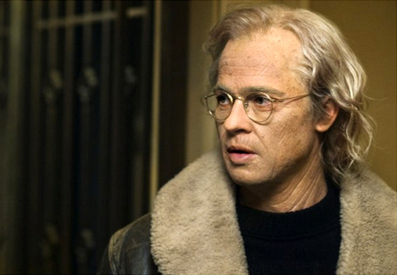 

Em O Curioso Caso de Benjamin Button
(2008), Brad Pitt é um homem que nasce com aparência de um idoso e começa a
rejuvenescer inexplicavelmente. A maquiagem impecável de “vovô” levava cerca de
cinco horas para ficar pronta

