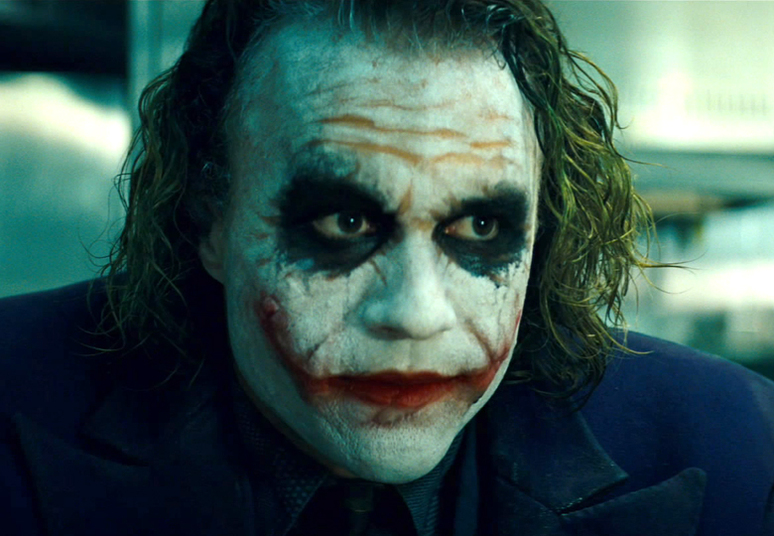 

O papel de Coringa em Batman: O Cavaleiro das Trevas foi um dos mais marcantes na carreira de Heath
Ledger. O ator, que morreu antes do filme estrear em 2008, apareceu assustador
na telona. Grande parte do sucesso do personagem está na maquiagem do vilão

