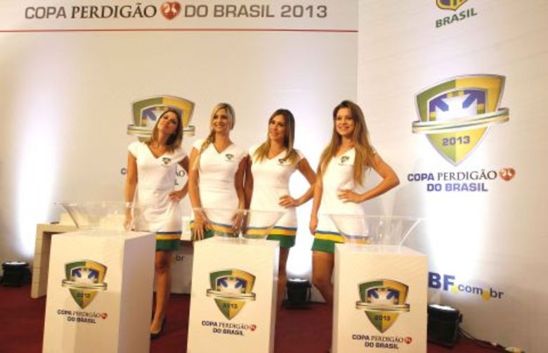 Após definir os confrontos das oitavas de final da Copa do Brasil de 
2013 no início da tarde desta terça-feira (6), a CBF voltou a se reunir às 
16 horas da mesma data, no Hotel Windsor Barra, no Rio de Janeiro, para 
definir os mandos de campo dos duelos que tem como protagonistas clubes 
grandes do Brasil. Quatro modelos gata fizeram o szorteio