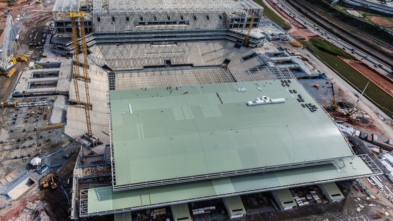 A Fifa divulgou nesta semana mais fotos das obras nos estádios que vão receber jogos da Copa do Mundo. Um detalhe chamou a atenção na Arena Corinthians: a cobertura é verde, cor do Palmeiras, um dos maiores rivais do clube alvinegro. Veja aqui mais imagens do estádio