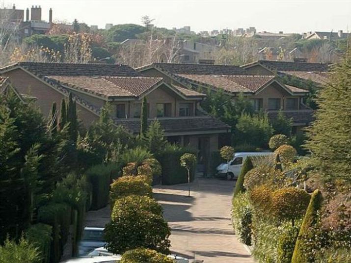 A mansão acima fica em Madrid e abriga o casal Ilker Casillas, goleirão 
do Real Madrid (ESP), e a repórter esportiva Sara Carbonero
