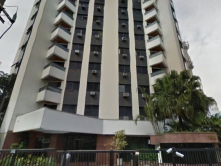 O luxuoso prédio tem um dos apartamentos que pertencem a Ronaldo, no 
bairro dos Jardins, em São Paulo. Há pouco mais de um ano, o Fenômeno 
revoltou os vizinhos com uma obra em sua residência. Lembre o que ocorreu