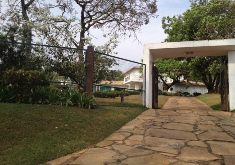 O portão de entrada é da mansão que Ronaldinho Gaúcho adquiriu em Belo 
Horizonte, para onde se mudou em 2012, quando se transferiu para o 
Atlético-MG